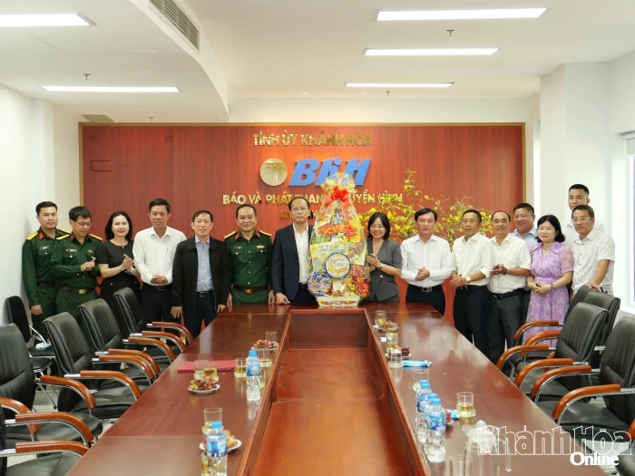 Phó Bí thư Tỉnh ủy, Chủ tịch Ủy ban MTTQ Việt Nam tỉnh Khánh Hòa Nguyễn Khắc Hà thăm, chúc Tết các đơn vị trực chiến