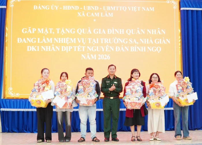 Xã Cam Lâm gặp mặt, tặng quà Tết cho 62 gia đình quân nhân đang làm nhiệm vụ tại Trường Sa và Nhà giàn DK1