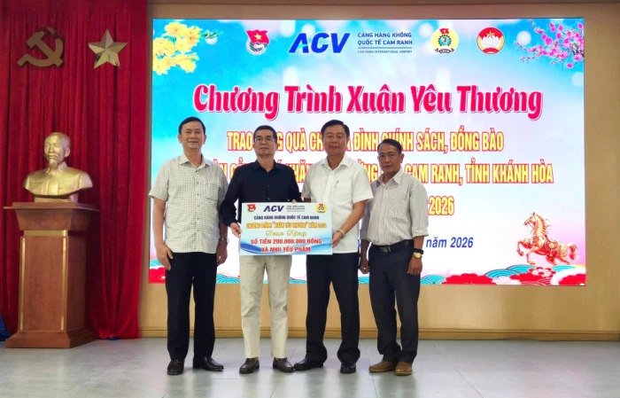 Phường Bắc Cam Ranh phối hợp tổ chức trao quà Tết cho gia đình chính sách, hộ nghèo