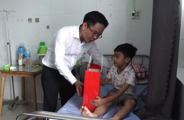 Thăm, tặng quà Tết cho bệnh nhi đang điều trị tại Bệnh viện Đa khoa khu vực Cam Ranh