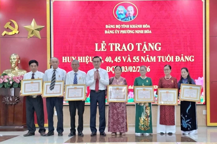 Phường Ninh Hòa tổ chức gặp mặt kỷ niệm 96 năm Ngày thành lập Đảng