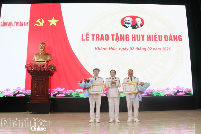 Đảng bộ Lữ đoàn 146 tổ chức trao Huy hiệu 30 năm tuổi Đảng cho 2 đảng viên