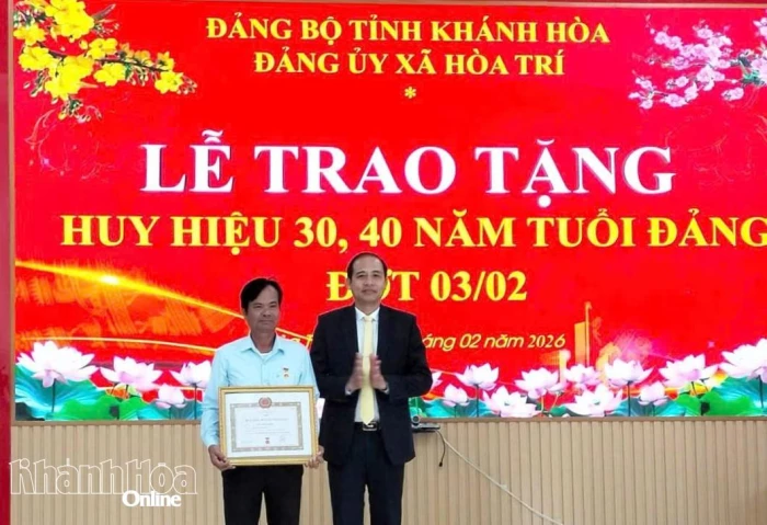 Đảng ủy xã Hòa Trí trao Huy hiệu Đảng đợt 3-2 cho 2 đảng viên