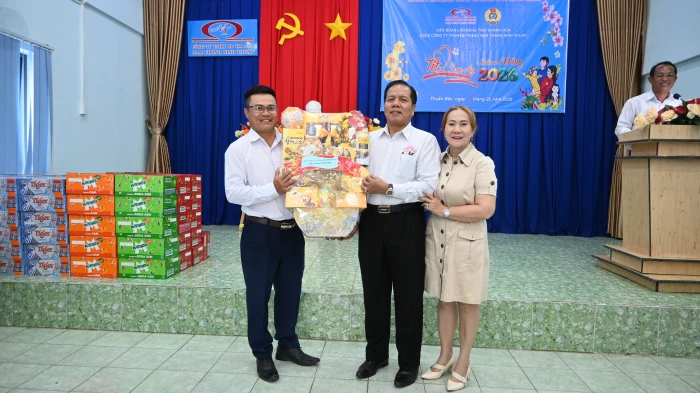 Công ty TNHH Xây dựng, Thương mại và Sản xuất Nam Thành Ninh Thuận trao 700 suất quà Tết cho công nhân lao động