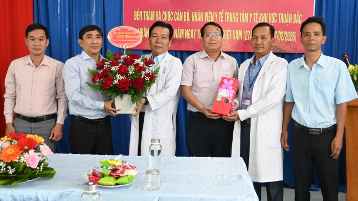 Lãnh đạo xã Thuận Bắc thăm các cơ sở y tế nhân Ngày Thầy thuốc Việt Nam