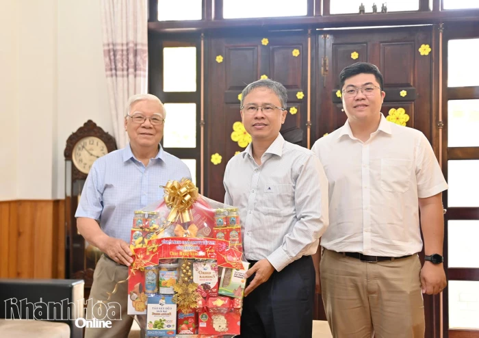 Phó Chủ tịch UBND tỉnh Trần Hòa Nam thăm, chúc Tết các đồng chí nguyên lãnh đạo tỉnh