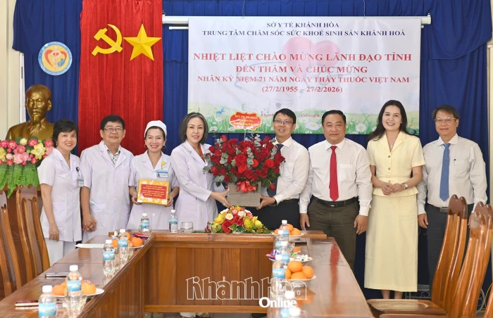 Phó Chủ tịch UBND tỉnh Nguyễn Thanh Hà thăm, chúc mừng các cơ sở y tế