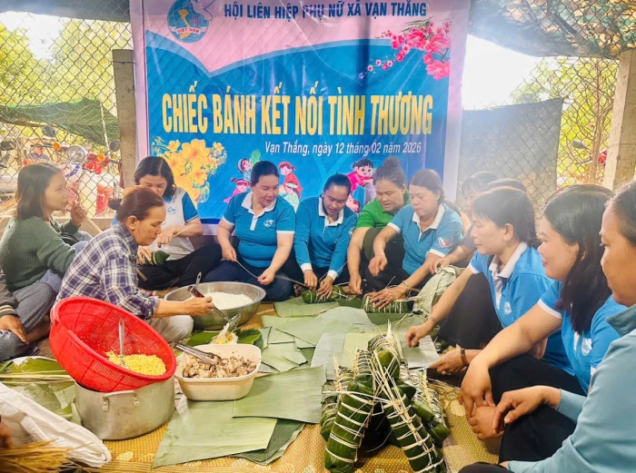 Xã Vạn Thắng gói 200 bánh tét tặng hội viên phụ nữ khó khăn và lực lượng trực Tết Nguyên đán Bính Ngọ 2026