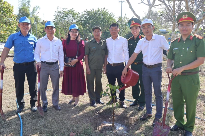 Xã Cam Lâm phát động “Tết trồng cây đời đời nhớ ơn Bác Hồ” xuân Bính Ngọ 2026