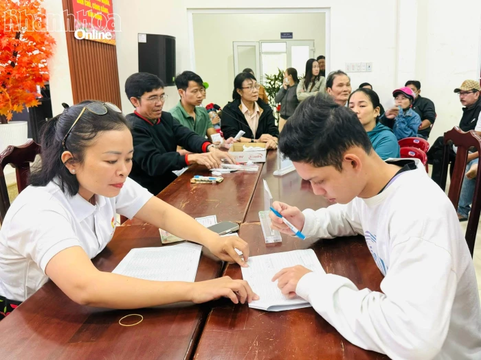 Phường Tây Nha Trang chi kinh phí hỗ trợ các hộ dân bị thiệt hại do mưa lũ