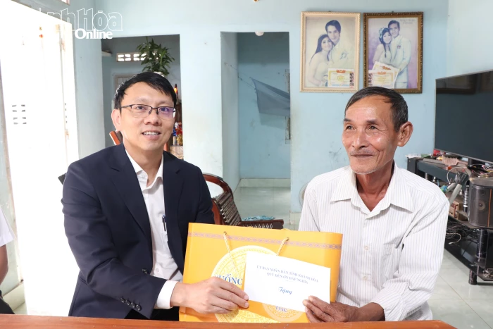 Phó Chủ tịch UBND tỉnh Nguyễn Thanh Hà thăm, tặng quà người có công với cách mạng