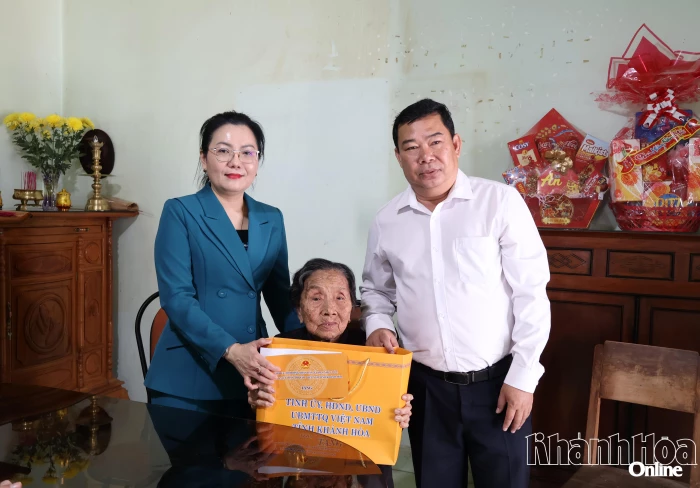 Phó Chủ tịch HĐND tỉnh Khánh Hòa Phạm Thị Xuân Trang thăm, tặng quà gia đình người có công với cách mạng