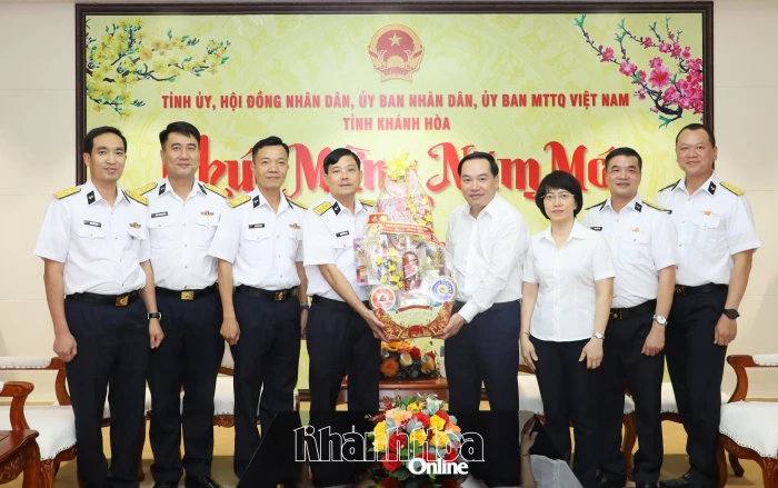 Phó Bí thư Thường trực Tỉnh ủy Hồ Xuân Trường tiếp Lữ đoàn Tàu ngầm 189 Hải quân đến chúc Tết