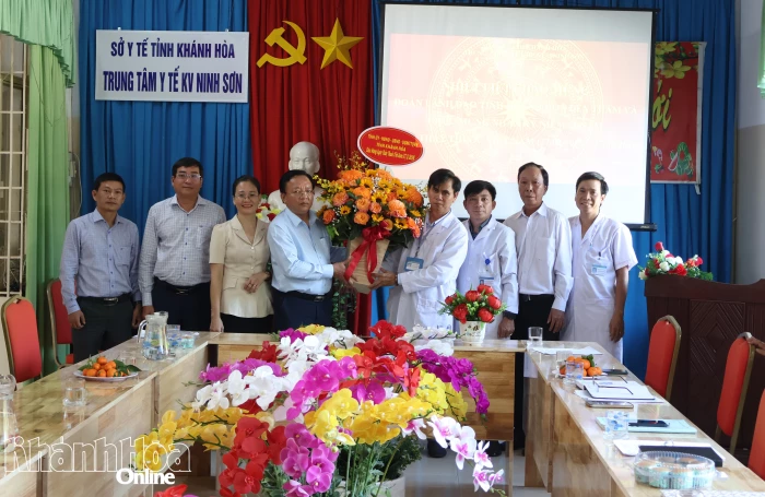 Phó Chủ tịch UBND tỉnh Lê Huyền thăm, chúc mừng các cơ sở y tế