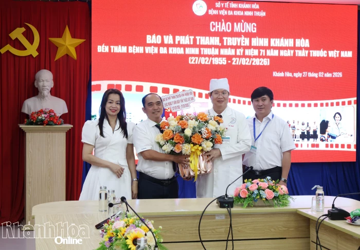 Lãnh đạo Báo và Phát thanh, Truyền hình Khánh Hòa thăm, chúc mừng Bệnh viện Đa khoa Ninh Thuận