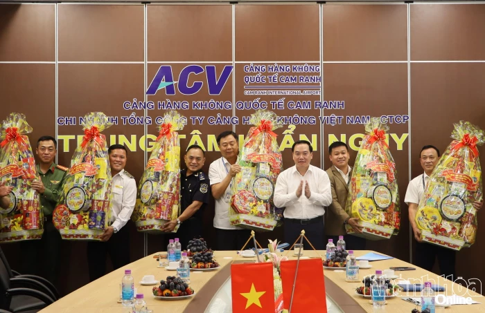 Phó Bí thư Thường trực Tỉnh ủy Hồ Xuân Trường thăm, chúc Tết các đơn vị trực chiến tại Cảng Hàng không quốc tế Cam Ranh