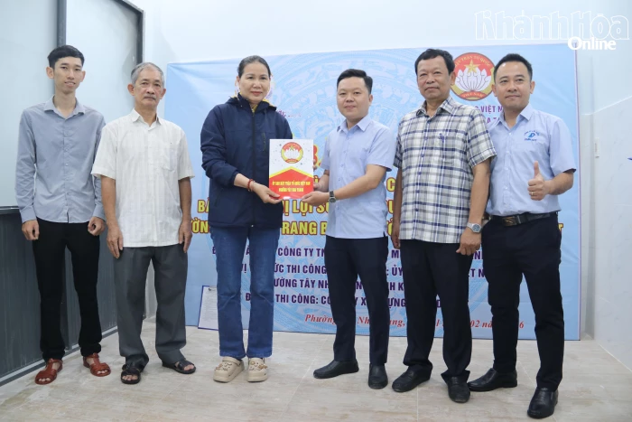 Bàn giao nhà tình nghĩa cho hộ dân bị thiệt hại do mưa lũ ở phường Tây Nha Trang