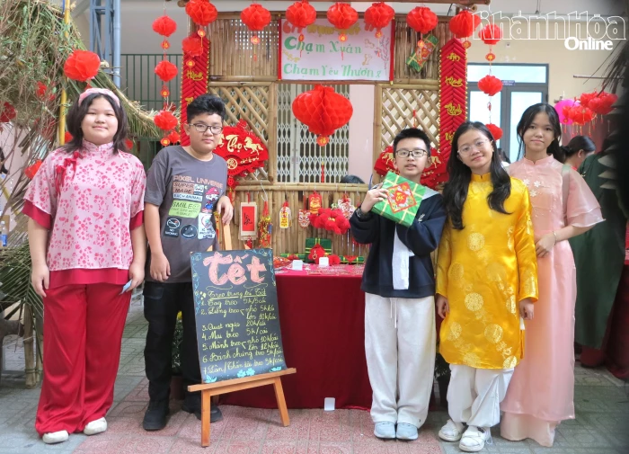 Trường THCS Trưng Vương (phường Nha Trang) tổ chức hội chợ xuân và văn nghệ gây quỹ hỗ trợ bệnh nhân ung thư