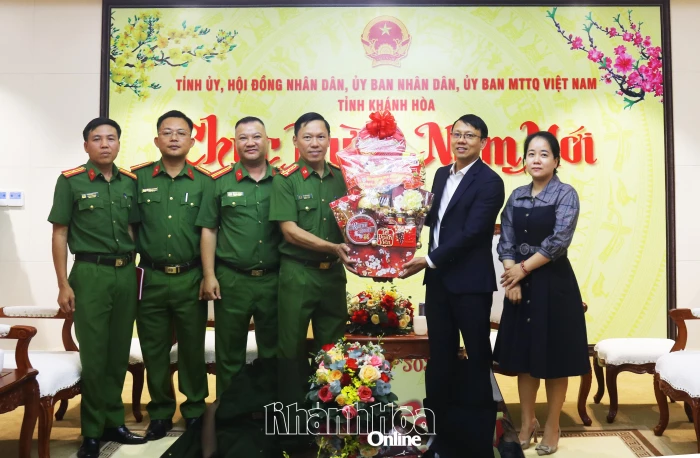 Trung đoàn Cảnh sát cơ động Nam Trung Bộ chúc Tết lãnh đạo UBND tỉnh Khánh Hòa