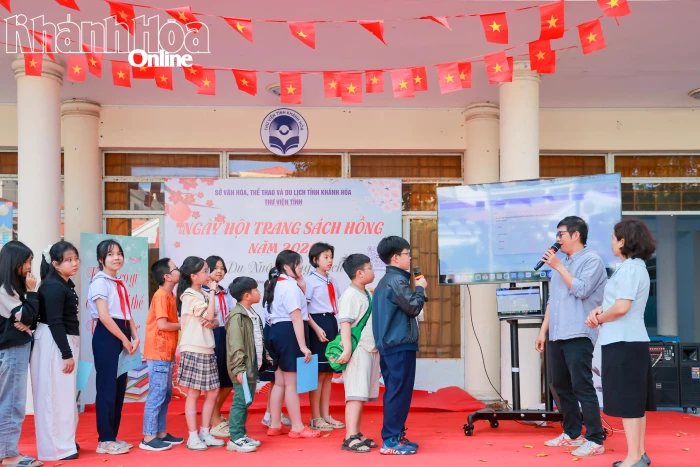 Ngày hội trang sách hồng ở Thư viện tỉnh