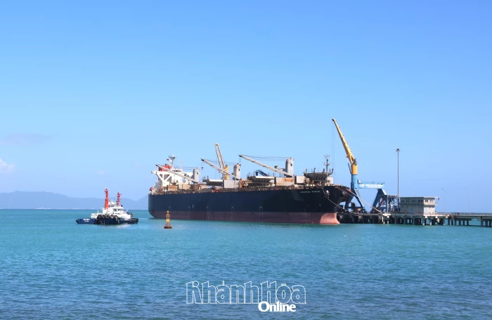 Cảng Quốc tế Nam Vân Phong đón chuyến tàu quốc tế đầu tiên