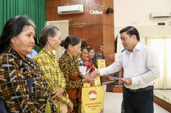 Đồng chí Lâm Đông - Phó Bí thư Tỉnh ủy, Chủ tịch HĐND tỉnh Khánh Hòa trao quà Tết cho các hộ có hoàn cảnh khó khăn ở xã Ninh Phước