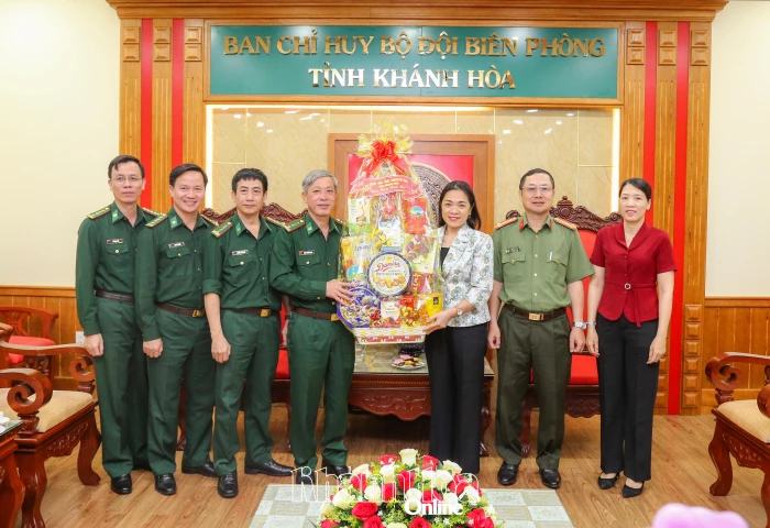 Phó Chủ tịch Thường trực Ủy ban MTTQ Việt Nam tỉnh Trần Thu Mai thăm, chúc Tết các đơn vị trực chiến