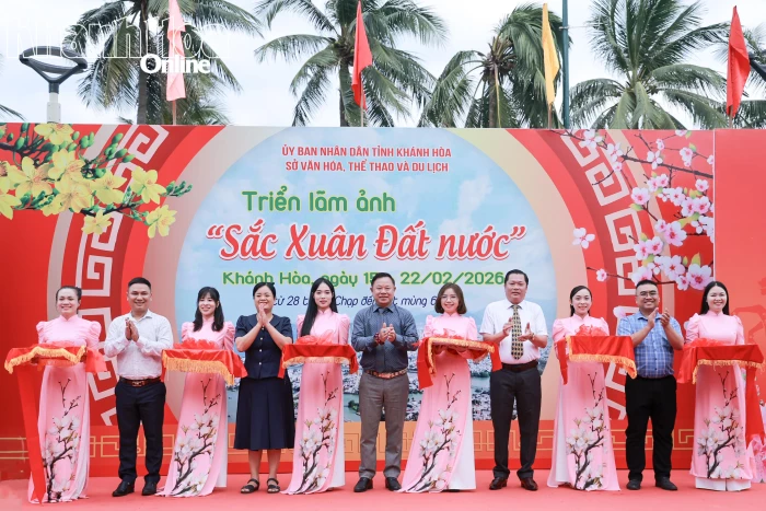 Khai mạc triển lãm ảnh “Sắc xuân đất nước” và gian hàng Tết