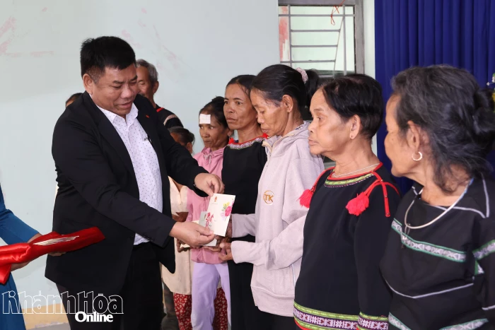 Thứ trưởng Bộ Dân tộc và Tôn giáo Y Thông thăm, tặng quà Tết đồng bào dân tộc thiểu số