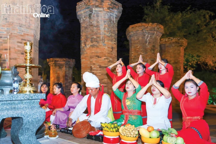 Những sắc màu văn hóa dân tộc Chăm