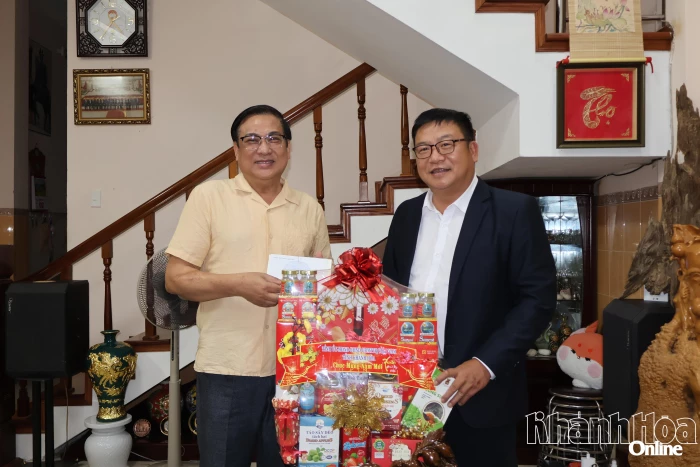 Trưởng ban Tuyên giáo và Dân vận Tỉnh ủy Võ Hoàn Hải chúc Tết gia đình các đồng chí nguyên Ủy viên Ban Thường vụ Tỉnh ủy