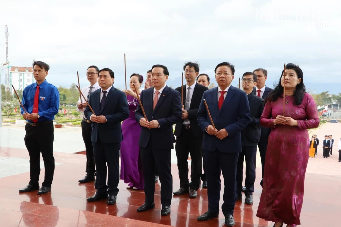 Lãnh đạo tỉnh Khánh Hòa đặt vòng hoa, dâng hương viếng Nghĩa trang liệt sĩ Ninh Thuận