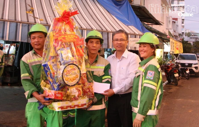 Phó Chủ tịch UBND tỉnh Khánh Hòa Trần Hòa Nam động viên, tặng quà Tết cho công nhân vệ sinh môi trường