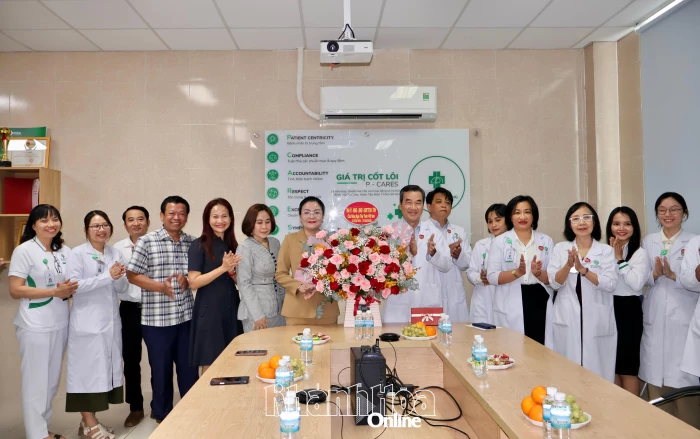 Phó Chủ tịch HĐND tỉnh Phạm Thị Xuân Trang thăm, chúc mừng cơ sở y tế nhân dịp Ngày Thầy thuốc Việt Nam