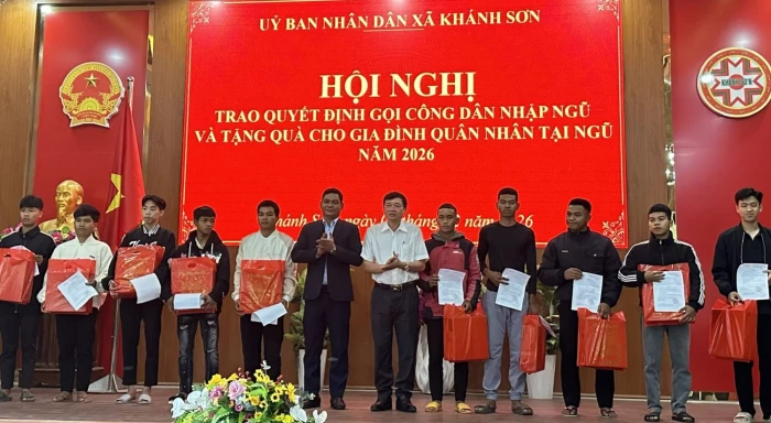 Xã Khánh Sơn trao quyết định gọi 37 công dân nhập ngũ năm 2026