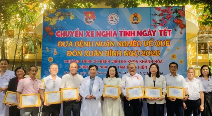 Bệnh viện Đa khoa Khánh Hòa tổ chức “Chuyến xe nghĩa tình ngày Tết” đưa bệnh nhân về quê đón Tết