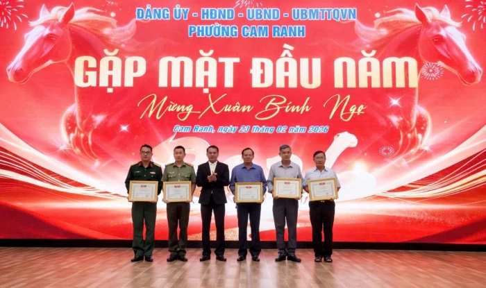 Phường Cam Ranh khen thưởng 9 tập thể, cá nhân hoàn thành xuất sắc nhiệm vụ dịp Tết