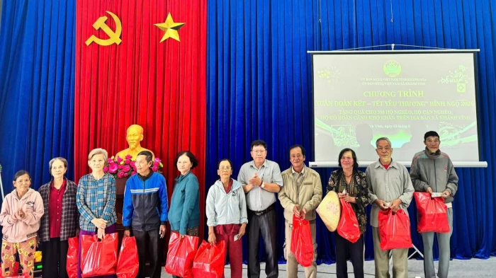 Tặng 300 suất quà Tết cho hộ nghèo, cận nghèo xã Khánh Vĩnh