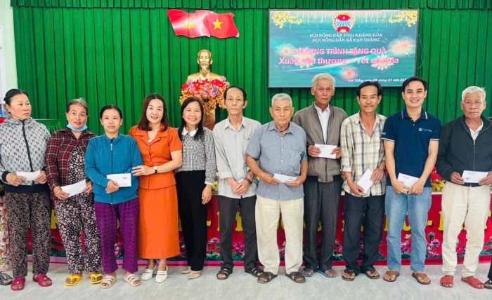 Hội Nông dân xã Vạn Thắng tặng quà Tết cho gia đình hội viên có hoàn cảnh khó khăn
