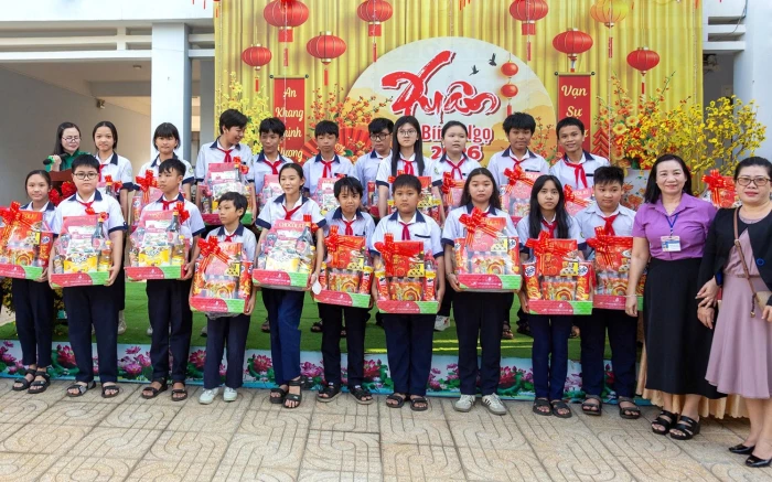 Trường THCS Lê Hồng Phong (phường Phan Rang) trao 133 phần quà Tết cho học sinh có hoàn cảnh khó khăn