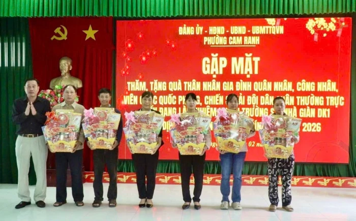 Phường Cam Ranh gặp mặt, tặng quà Tết cho 28 gia đình quân nhân đang làm nhiệm vụ tại Trường Sa và Nhà giàn DK1