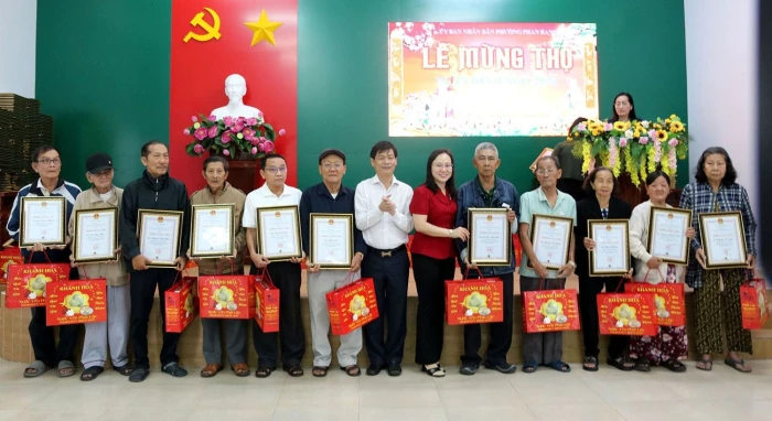UBND phường Phan Rang trao thiếp mừng thọ và tặng quà cho 1.041 người cao tuổi