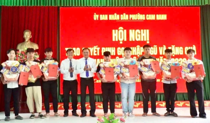 Phường Cam Ranh trao quyết định gọi công dân nhập ngũ năm 2026