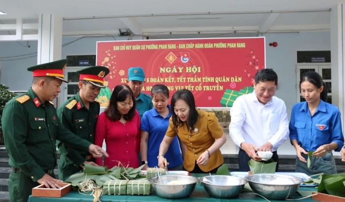 Ngày hội “Xuân Khu 5 đoàn kết - Tết thắm tình quân dân” tại phường Phan Rang