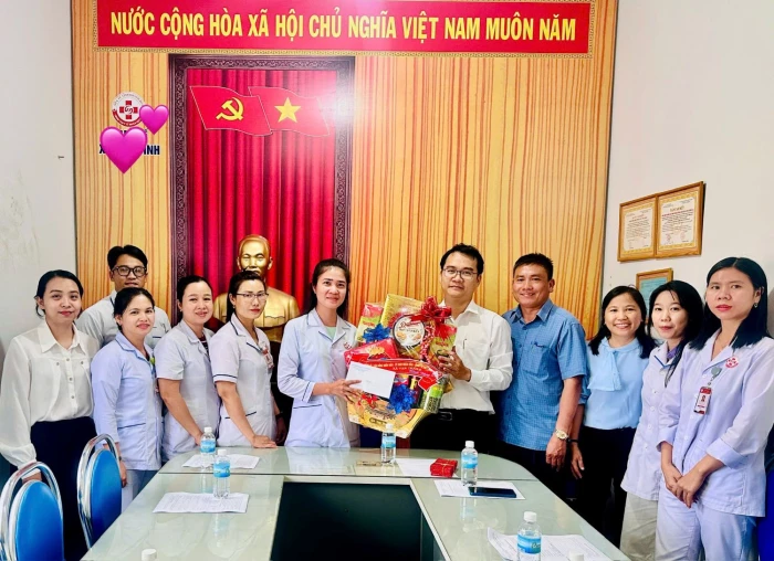 Đảng ủy xã Vạn Thắng thăm, chúc mừng Trạm Y tế xã nhân Ngày Thầy thuốc Việt Nam