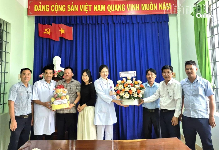 Lãnh đạo xã Tây Ninh Hòa thăm, chúc mừng Trạm Y tế xã nhân Ngày Thầy thuốc Việt Nam