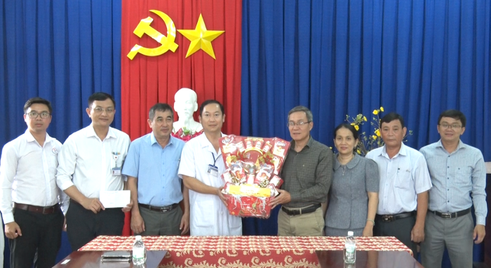 Lãnh đạo xã Diên Khánh thăm, tặng quà các đơn vị làm nhiệm vụ dịp Tết Nguyên đán Bính Ngọ 2026