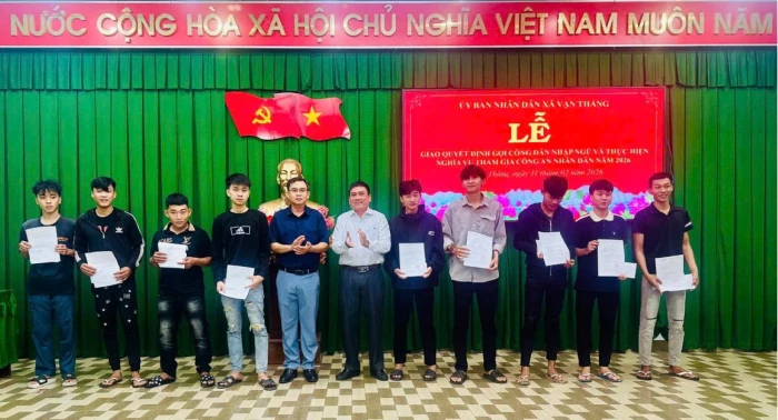 Xã Vạn Thắng trao quyết định gọi 80 công dân nhập ngũ năm 2026