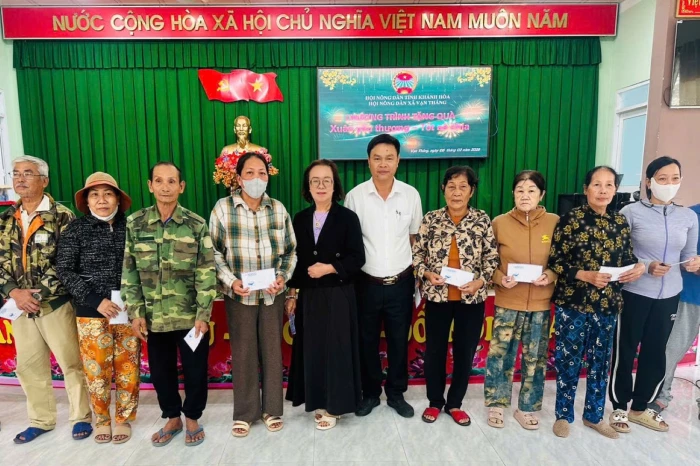 Mặt trận xã Vạn Thắng trao 50 suất quà Tết cho hộ nông dân có hoàn cảnh khó khăn