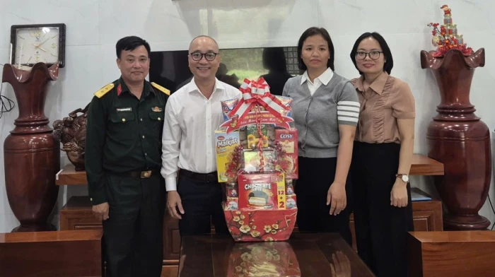 Phường Ba Ngòi thăm, tặng quà Tết cho 4 gia đình quân nhân đang làm nhiệm vụ tại Trường Sa và Nhà giàn DK1